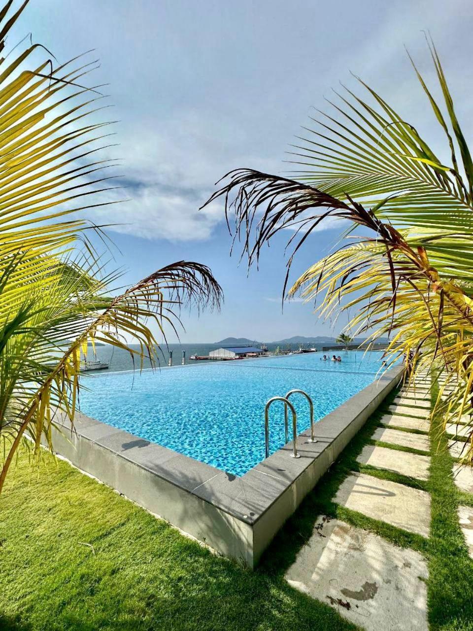 Jesselton Quay Sea & Pool View For 6 Pax Kota Kinabalu