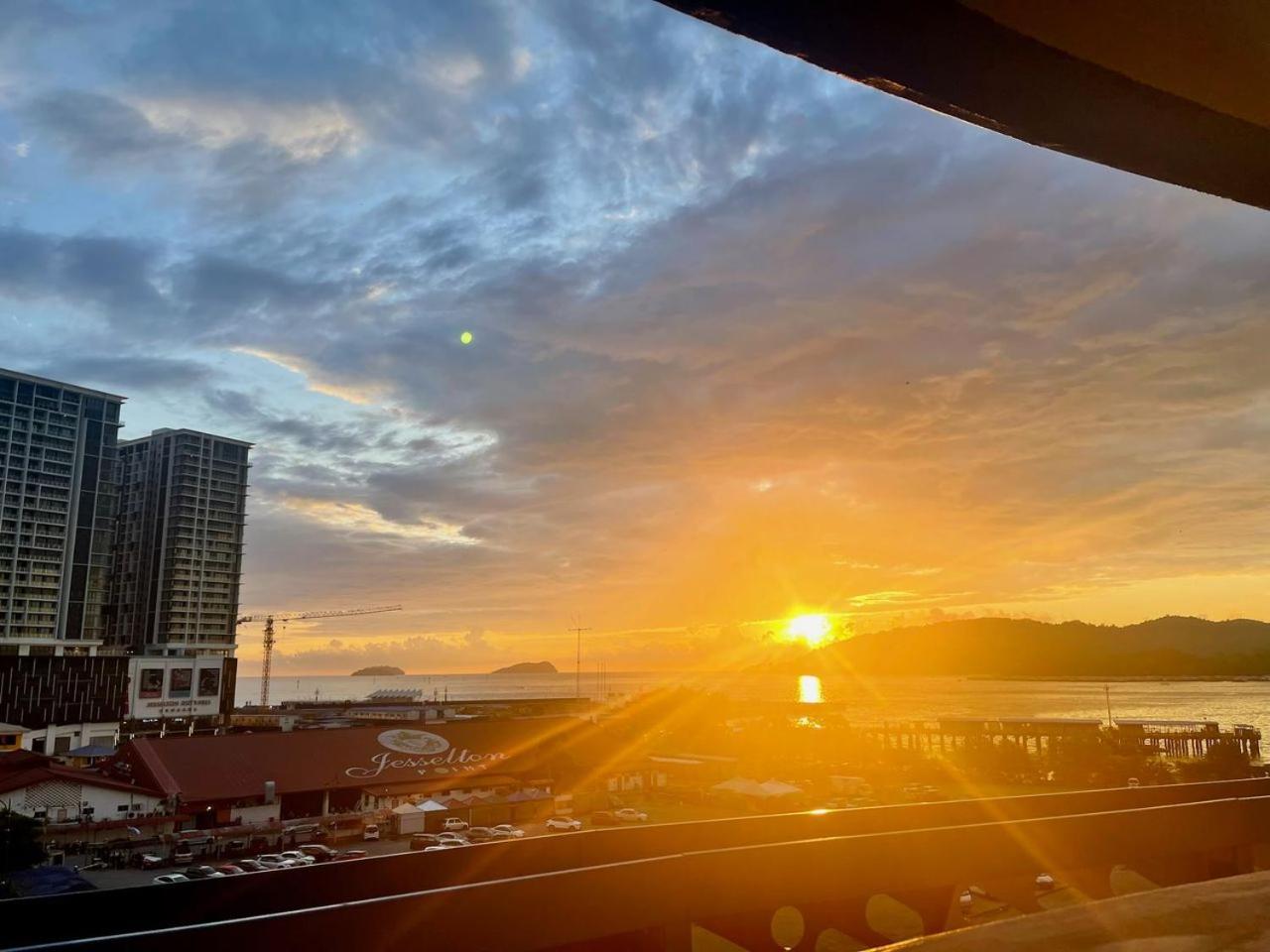 Jesselton Quay Sea & Pool View For 6 Pax Apartment *